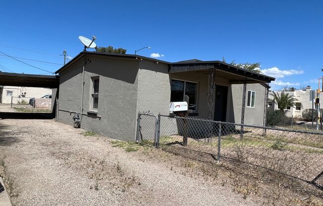 3 Bedroom 2 Bath Home! close to the UofA!