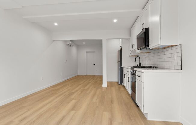 (Arely) 7259 Willoughby Avenue