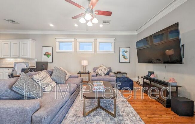 1126 W 17 ST