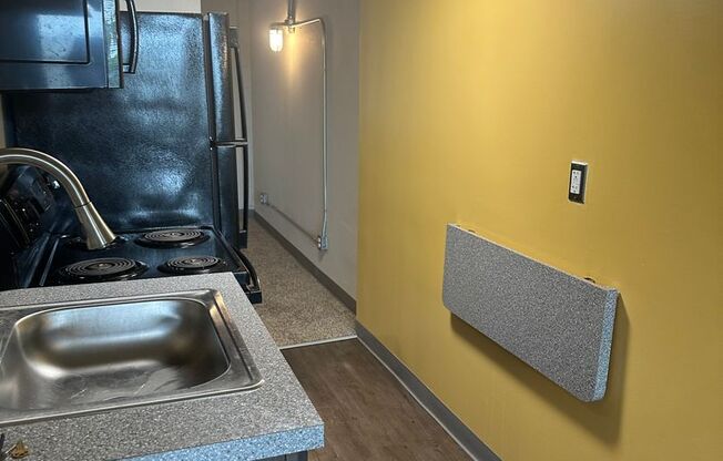 1 bed, 1 bath, 425 sqft, $875, Unit 212