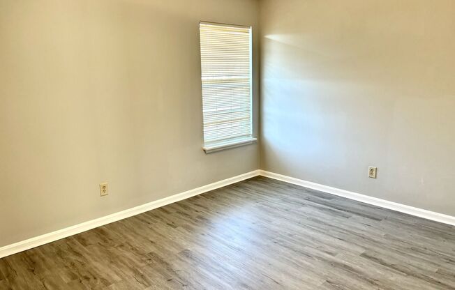 3 beds, 1 bath, 900 sqft, $850, Unit 526-204 Locher Alley