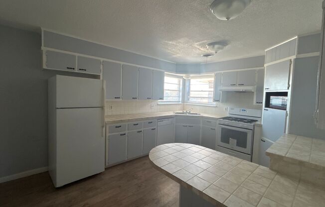 3 beds, 1 bath, 1,172 sqft, $1,000, Unit G:1921-1