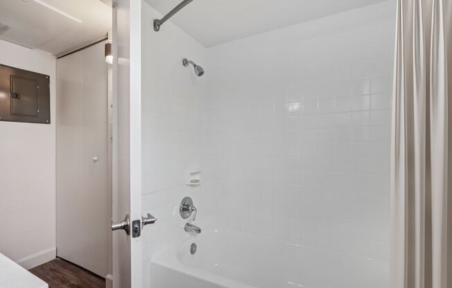 Studio, 1 bath, 441 sqft, $999, Unit 135