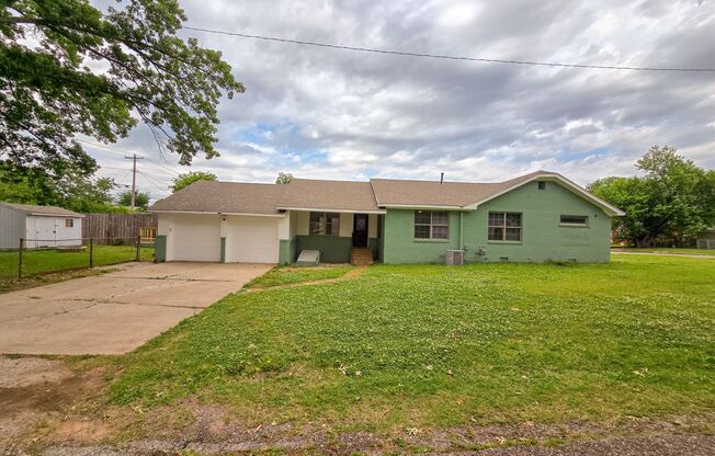 Remodeled 3 bed 2 bath home in Shawnee!