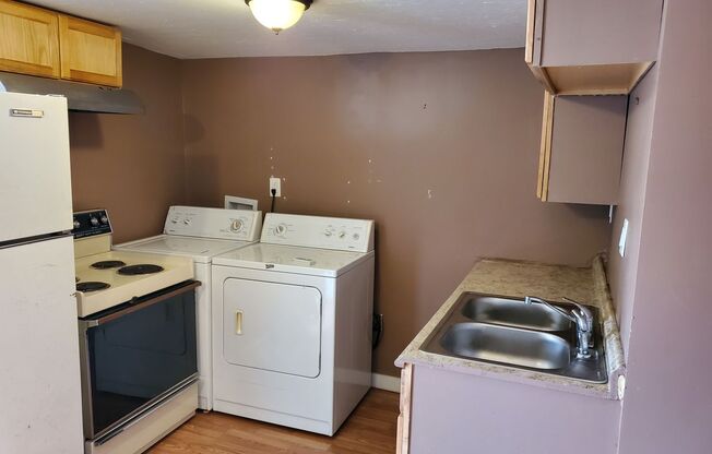 3 beds, 1 bath, $750, Unit Unit E