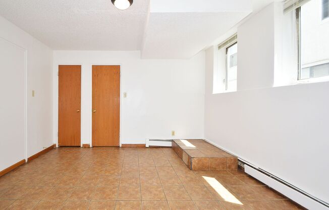 1 bed, 1 bath, 420 sqft, $950, Unit 1 - B4