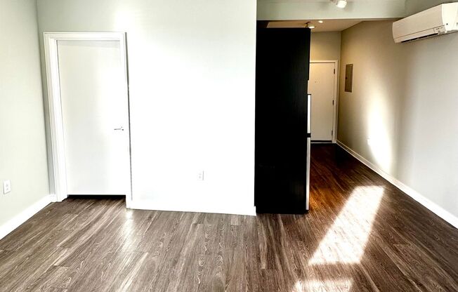 Studio, 1 bath, 310 sqft, $1,375, Unit 404