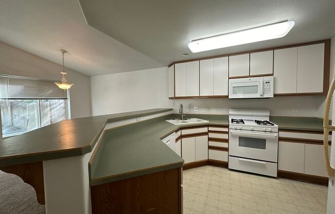 2 beds, 2 baths, $1,795, Unit White 736 - 1514