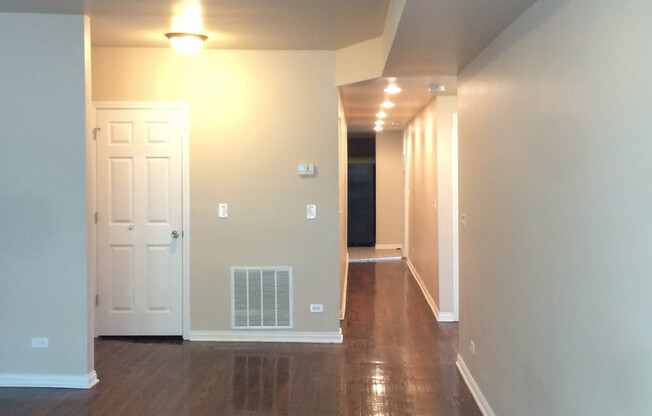 3 beds, 1 bath, $1,200, Unit 7800 #3N