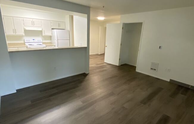 2 beds, 1 bath, 880 sqft, $1,699, Unit K-103