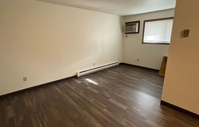 2 beds, 1 bath, $750, Unit 105