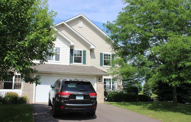 Lakeville End unit Town Home, Avail May, Two Car Garage, Patio, New Appliances, Patio