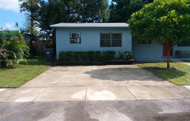 4625 SW 33 DR 