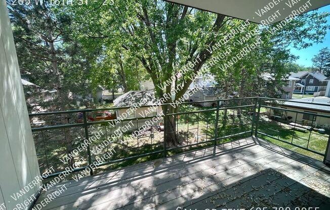 205 W 18 ST