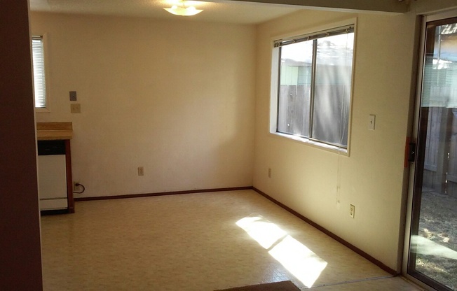 2 beds, 1 bath, $1,295, Unit 04