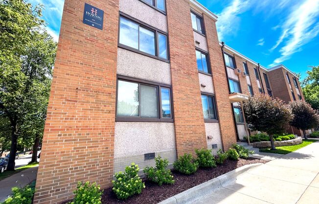 2 beds, 1.5 baths, 750 sqft, $1,285, Unit 305