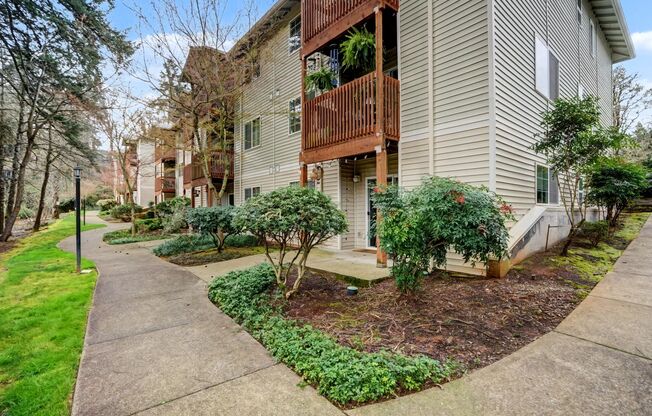 Lakeside Living at The Apartments at Cinnamon Lakes