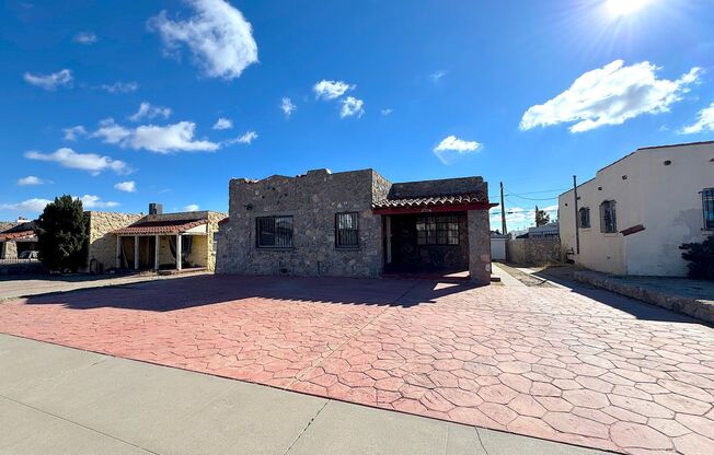 Central El Paso 3 bed with Refrig A/C and Hardwood Flooring!
