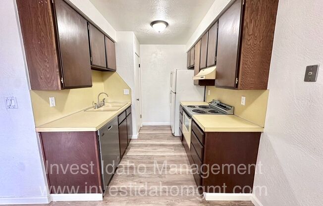 2 beds, 1 bath, 750 sqft, $1,095, Unit J