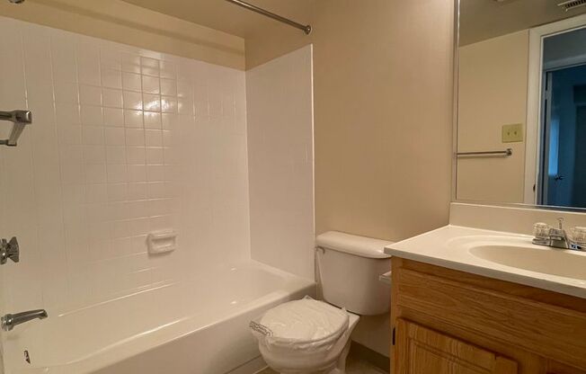 2 beds, 2 baths, 1,000 sqft, $1,950, Unit 14210 #204