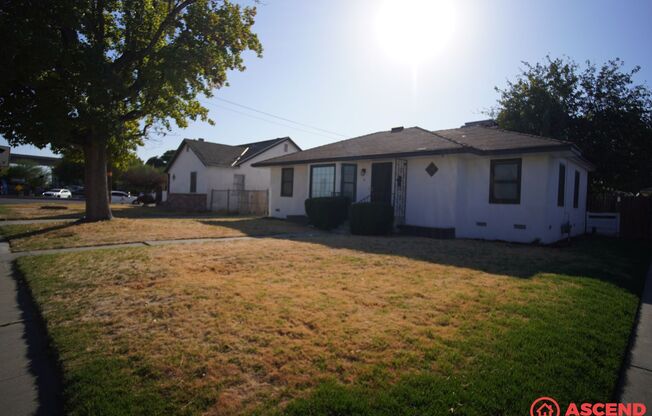 Darling Home in Central Bakersfield!