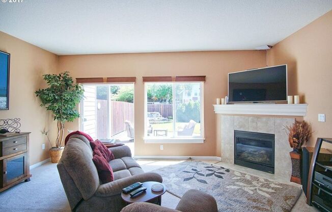 Excellent Location ! Nice Townhome with large fenced backyard. Close to shops, Walkscore is 70 !