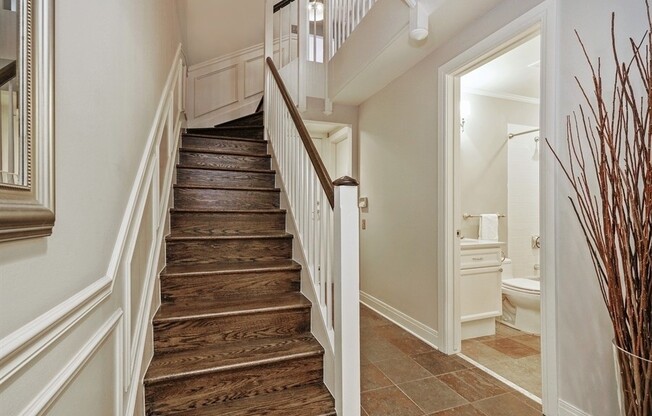 439 N MCCLURG CT