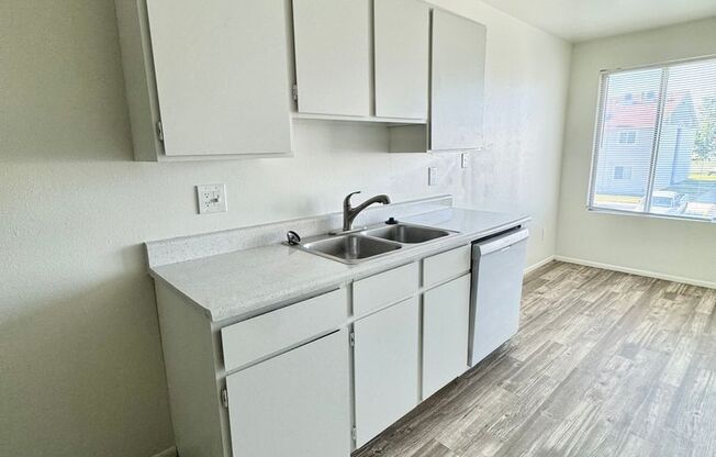 2 beds, 1 bath, 810 sqft, $1,299, Unit 74