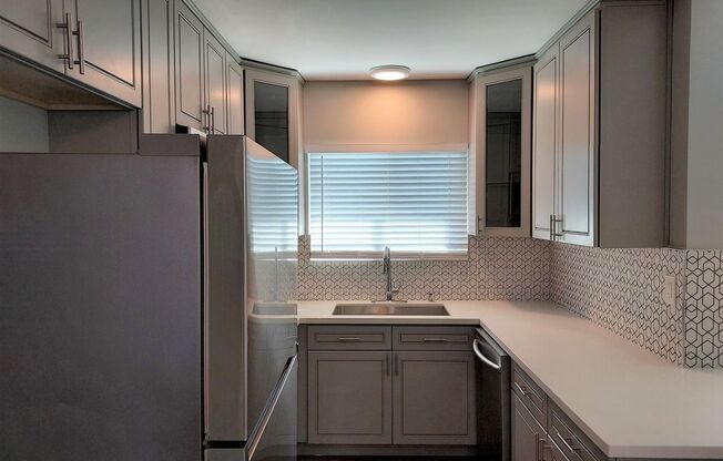 University Heights - Second Floor 1 Bedroom / 1 Bath Apartment w/ Laundry & Parking