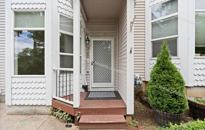Bright & Beautiful Condo w/ Dual Primary Bedrooms, Walk-In Closets, Garage & A/C~ Located in NE Portland!