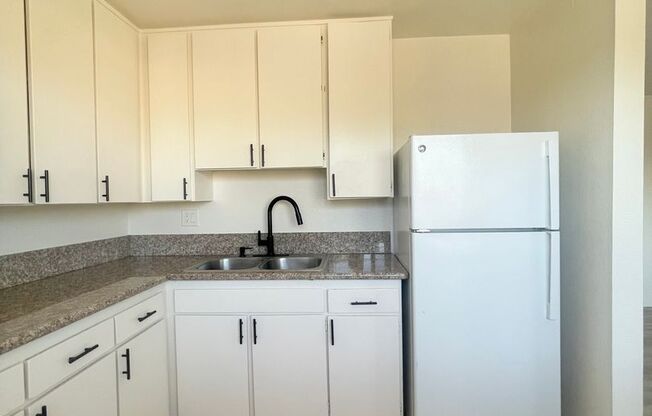 2 beds, 1 bath, 700 sqft, $1,946, Unit 545-1054