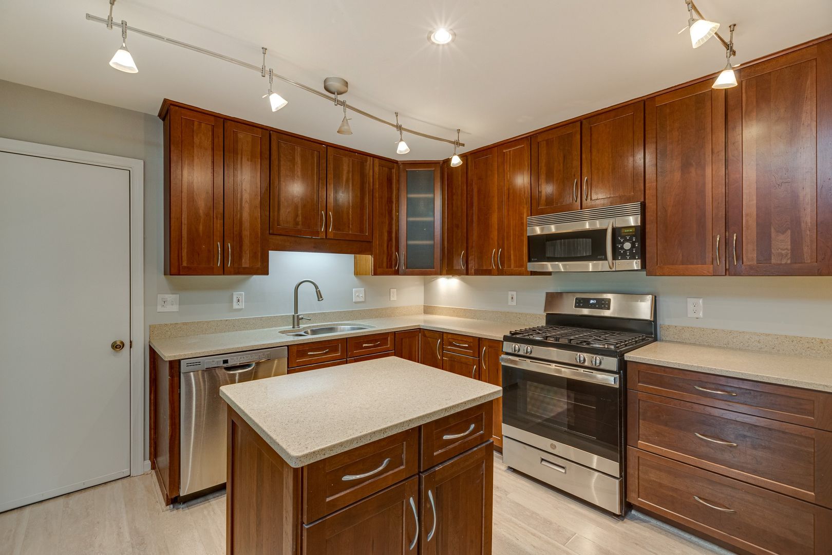 3303 Spring Lake Ct, Fairfax, VA 22030