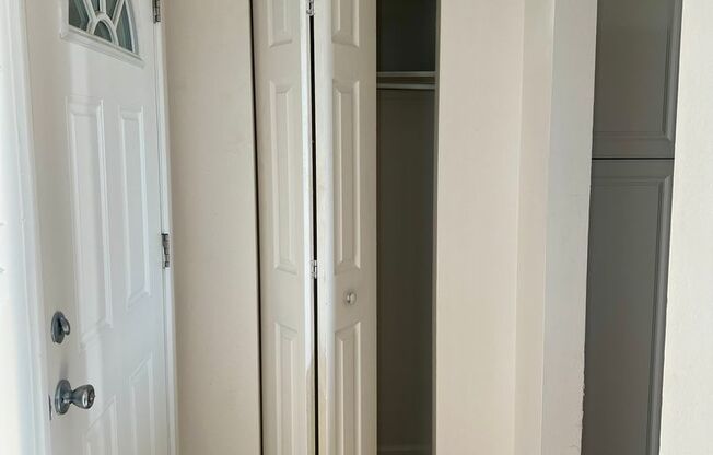 1 bed Condo Available in SouthWest Denver! Top Floor!