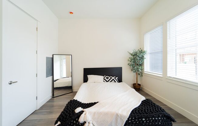 Studio, 1 bath, 325 sqft, $1,099, Unit 318