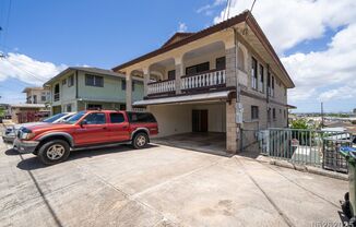 3BR/2BA/2PKG(TANDEM) STREET LEVEL UNIT IN THREE PLEX IN ALIAMANU