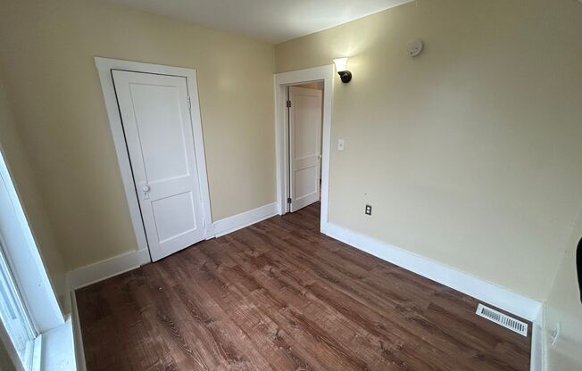 2 beds, 1 bath, $925, Unit 3- Lower Rear