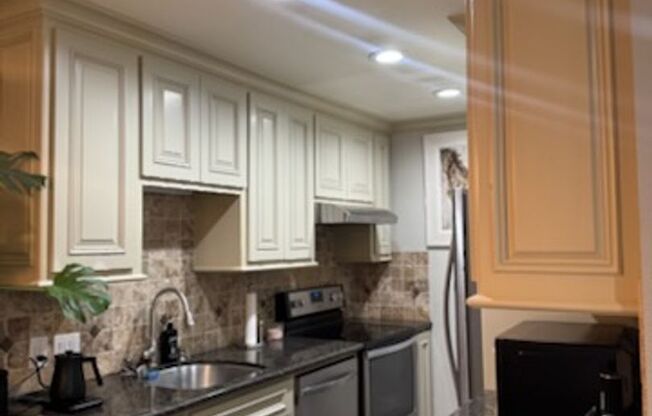 Stylish Furnished 1 Bed, 1 Bath Condo for Rent in San Jose w/Parking Stall