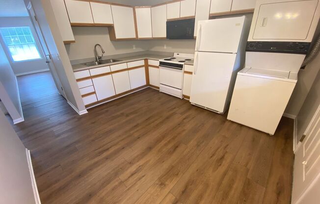 2 beds, 1 bath, 747 sqft, $975, Unit Apt #03