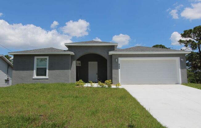 Incredible 4 Bedroom, 2 Bathroom Home in Palm Bay!!