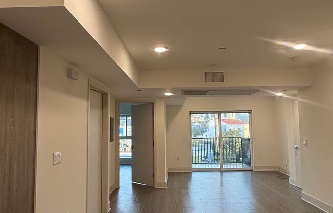 2022 W Sunset Boulevard