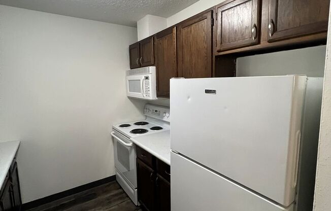 2 beds, 1 bath, $800, Unit 101