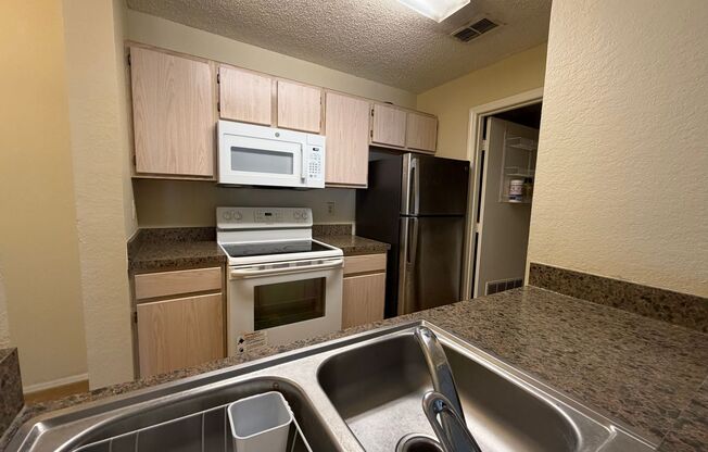 2 beds, 2 baths, $1,400, Unit Apt 713