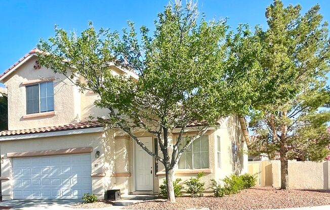 Beautiful 3 Bedroom Home in Silverado Ranch/Community Pool
