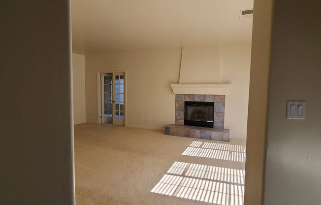 Super cute 4/2 bathroom with Patio, Wonderful N/W call our office 6613981200.