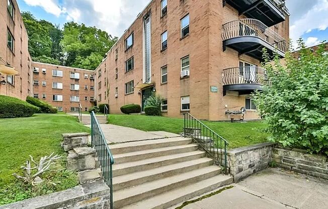 2 beds, 1 bath, 950 sqft, $1,150, Unit 5600 Fifth D2