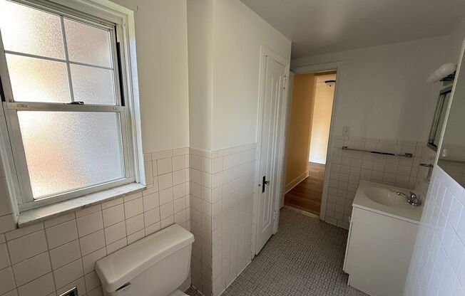 1 bed, 1 bath, 572 sqft, $1,510, Unit Old King Edward 21