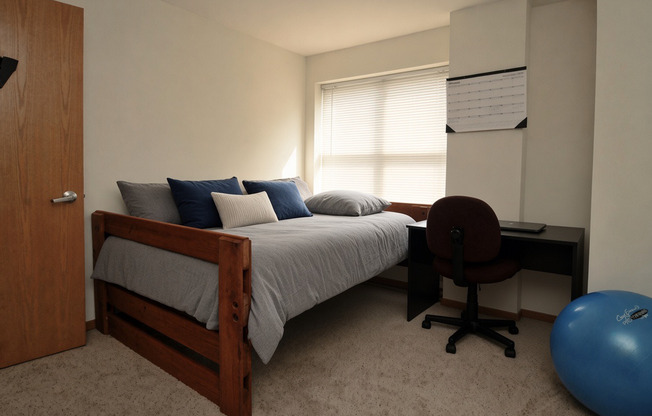 4 beds, 2 baths, $4,700, Unit 1103