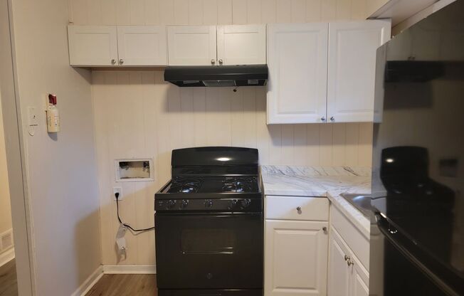 2 beds, 1 bath, $1,295, Unit 1468 Clermont Ave Unit B East Point, GA 30344