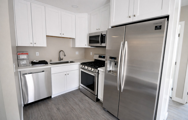 5 Bed / 3 Bath on Rockford Dr (Large Rooms & Backyard) – Walk to Campus!!