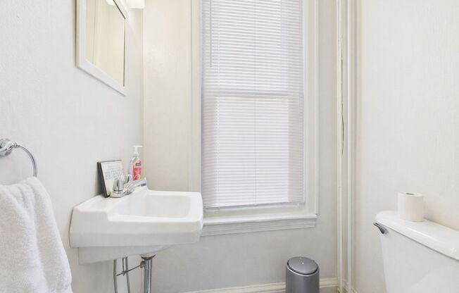 Spacious 2BR/1.5BTH House w/ W/D, Patio JUNE 10